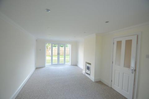 4 bedroom detached house to rent, Lodge Lane, Kingswinford