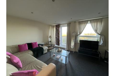 2 bedroom apartment to rent, Victoria Way, Woking GU21