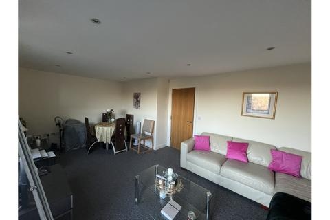 2 bedroom apartment to rent, Victoria Way, Woking GU21