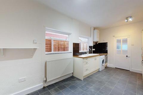 3 bedroom end of terrace house to rent, King Street, Cherry Orchard, Shrewsbury