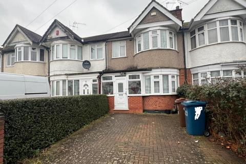 3 bedroom terraced house to rent, Lulworth Gardens, Harrow HA2