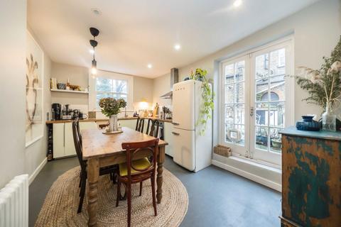 4b Clapton Passage, London, E5 8HS