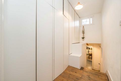 4b Clapton Passage, London, E5 8HS