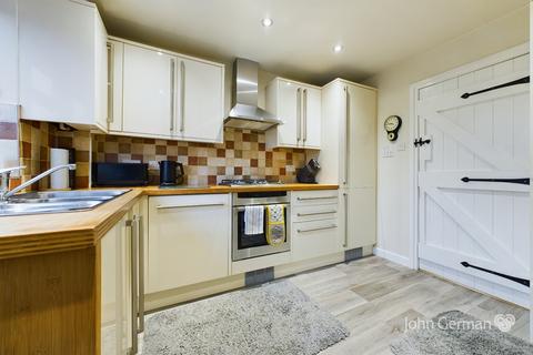 3 bedroom end of terrace house for sale, Barton Turn, Barton Under Needwood