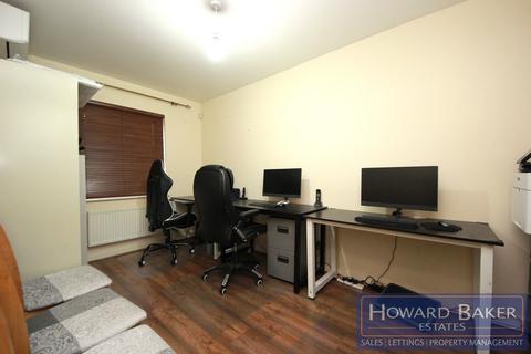 5 bedroom townhouse to rent, De Havilland Road, Edgware