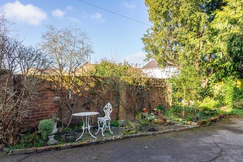 2 bedroom ground floor flat for sale, Archway Place, Dorking