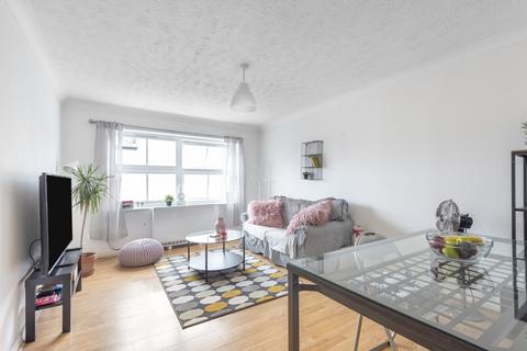 2 bedroom flat to rent, Ravensbury Road Earlsfield SW18