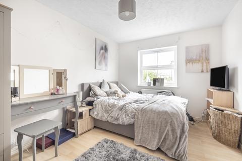 2 bedroom flat to rent, Ravensbury Road Earlsfield SW18