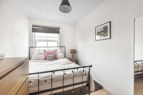 2 bedroom flat to rent, Ravensbury Road Earlsfield SW18