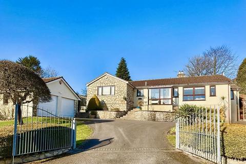 3 bedroom detached house for sale, The Street, Farmborough