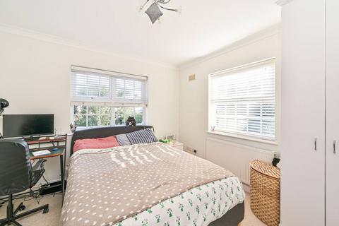 28c Alexandra Grove, London, N12 8HG