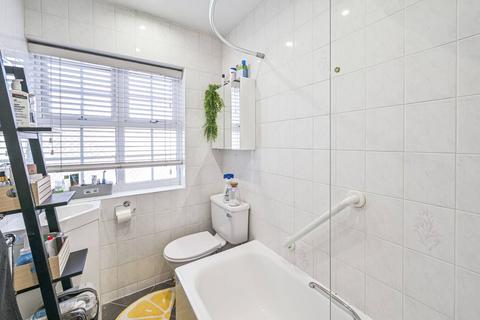28c Alexandra Grove, London, N12 8HG