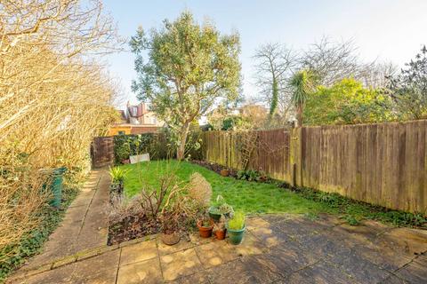 28c Alexandra Grove, London, N12 8HG