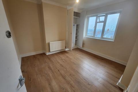 4 bedroom semi-detached house to rent, Grange Road, Thornton Heath