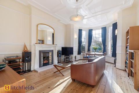 3 bedroom flat for sale, Great North Road, Highgate London, N6