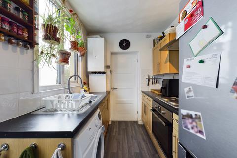 1 bedroom ground floor maisonette for sale, London Road, High Wycombe, HP11 1LP