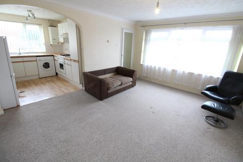 2 bedroom maisonette to rent, Chertsey Close, Two bed Maisonette