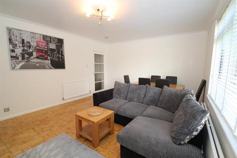 3 bedroom flat to rent, Knoll Court, Fleet