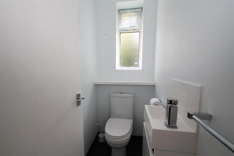 3 bedroom flat to rent, Knoll Court, Fleet