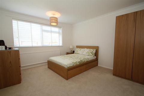 3 bedroom flat to rent, Knoll Court, Fleet