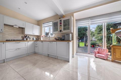 82 Lynwood Drive, Worcester Park, KT4 7AE