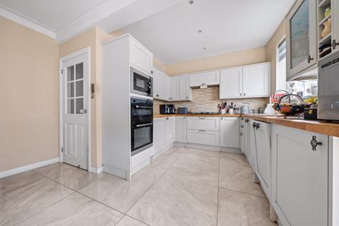 82 Lynwood Drive, Worcester Park, KT4 7AE
