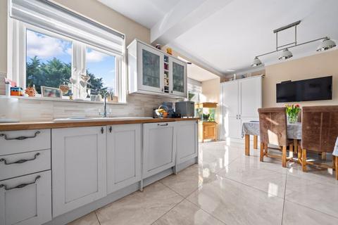 82 Lynwood Drive, Worcester Park, KT4 7AE