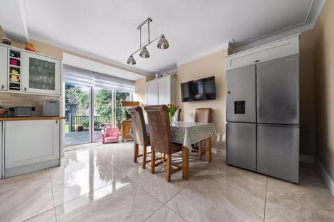 82 Lynwood Drive, Worcester Park, KT4 7AE