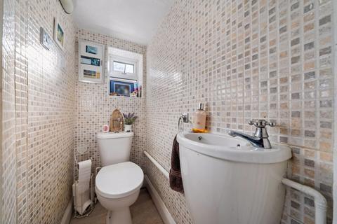 82 Lynwood Drive, Worcester Park, KT4 7AE