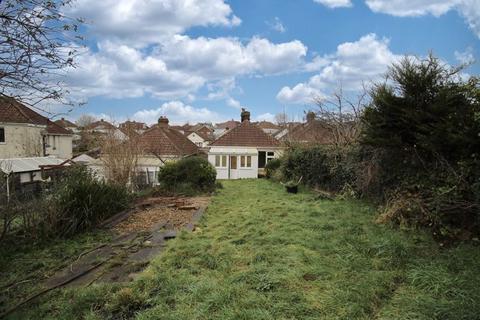 2 bedroom detached bungalow to rent, Avon Road, Southampton SO18