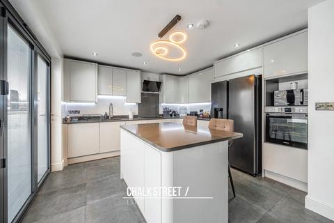 36 Carnforth Gardens, Hornchurch, RM12 5DJ