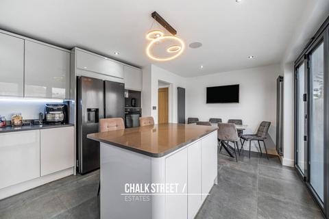 36 Carnforth Gardens, Hornchurch, RM12 5DJ