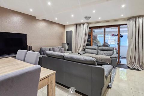 undefined, Rochford Gardens, Slough, Buckinghamshire, SL2 5XA