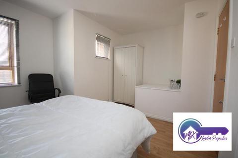 1 bedroom in a flat share to rent, London E14