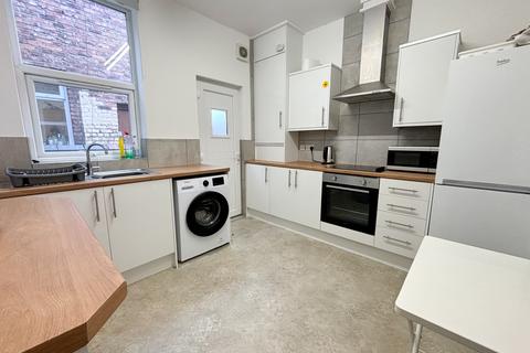 4 bedroom terraced house to rent, Manchester M15