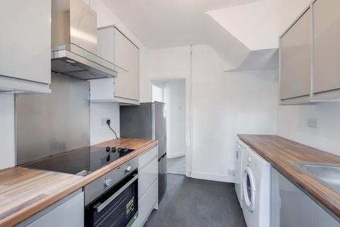 3 bedroom terraced house to rent, Firstway, London SW20