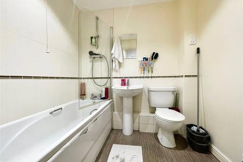 1 bedroom flat for sale, Harwoods Road, Hertfordshire WD18