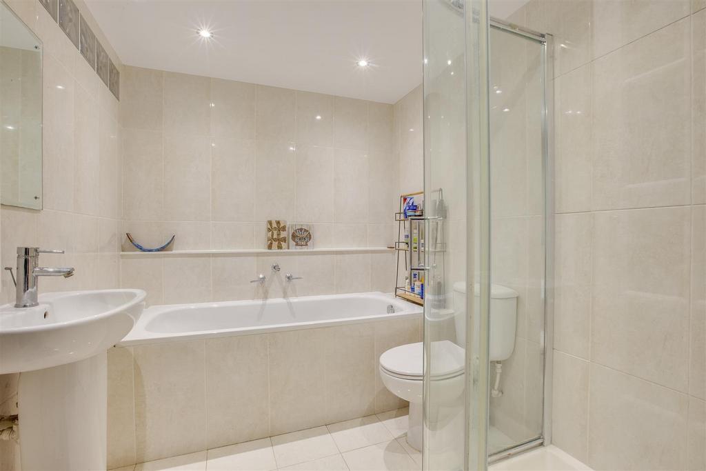 Flat 3 Totteridge House, Totteridge Lane, HP13 7 LR