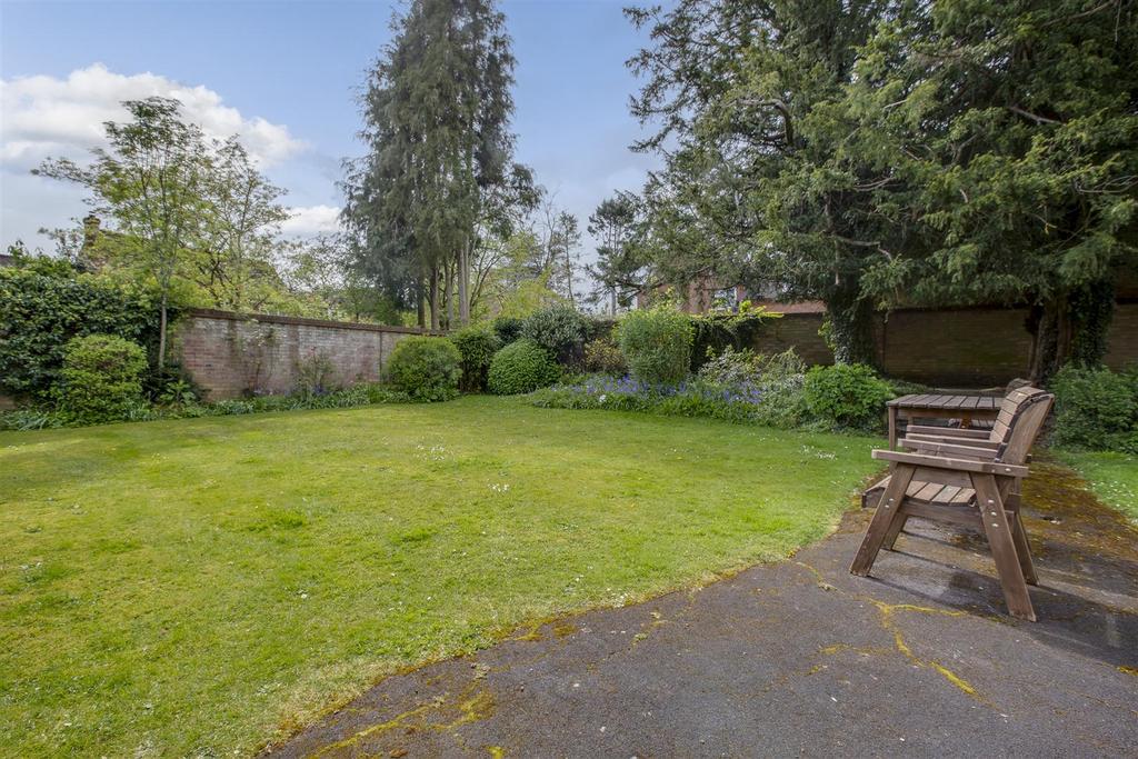 Flat 3 Totteridge House, Totteridge Lane, HP13 7 LR