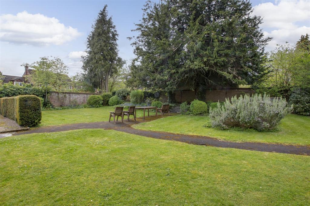 Flat 3 Totteridge House, Totteridge Lane, HP13 7 LR