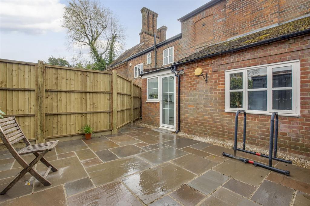 Flat 3 Totteridge House, Totteridge Lane, HP13 7 LR