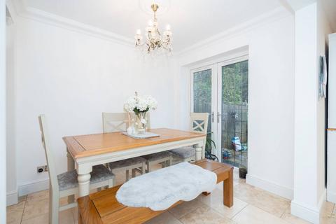 7 Highwood Avenue, Bushey, WD23 2AL