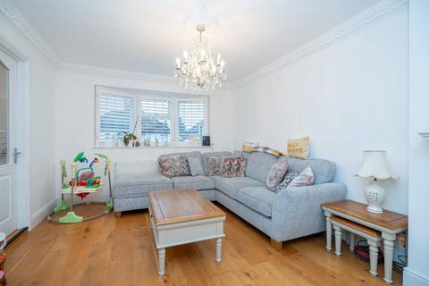 7 Highwood Avenue, Bushey, WD23 2AL