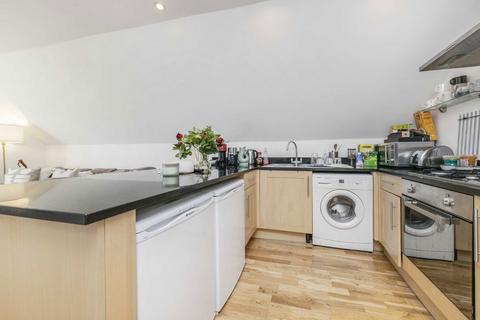 2 bedroom flat to rent, Bedford Hill, London SW12