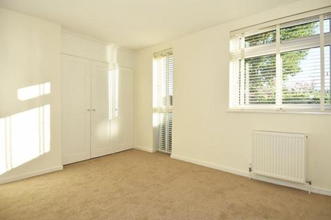 4 Rushmead, Richmond, TW10 7NW