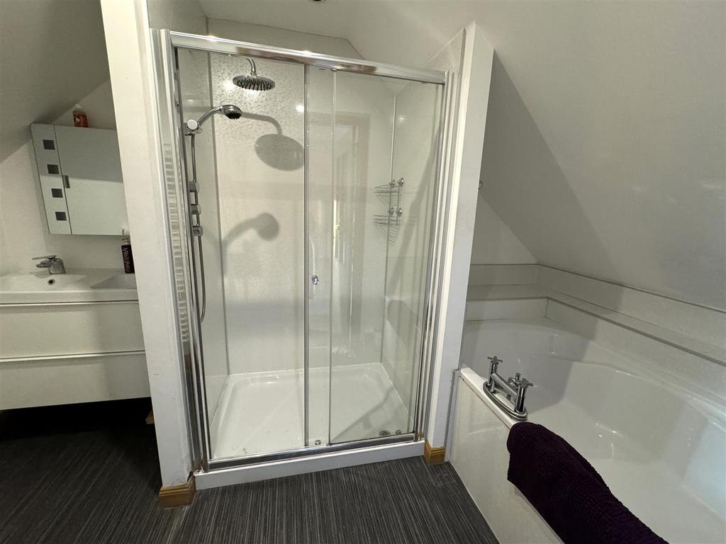 Ensuite bathroom .jpg