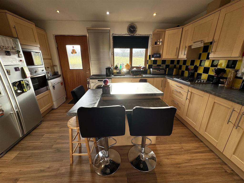 Kitchen 1.jpg