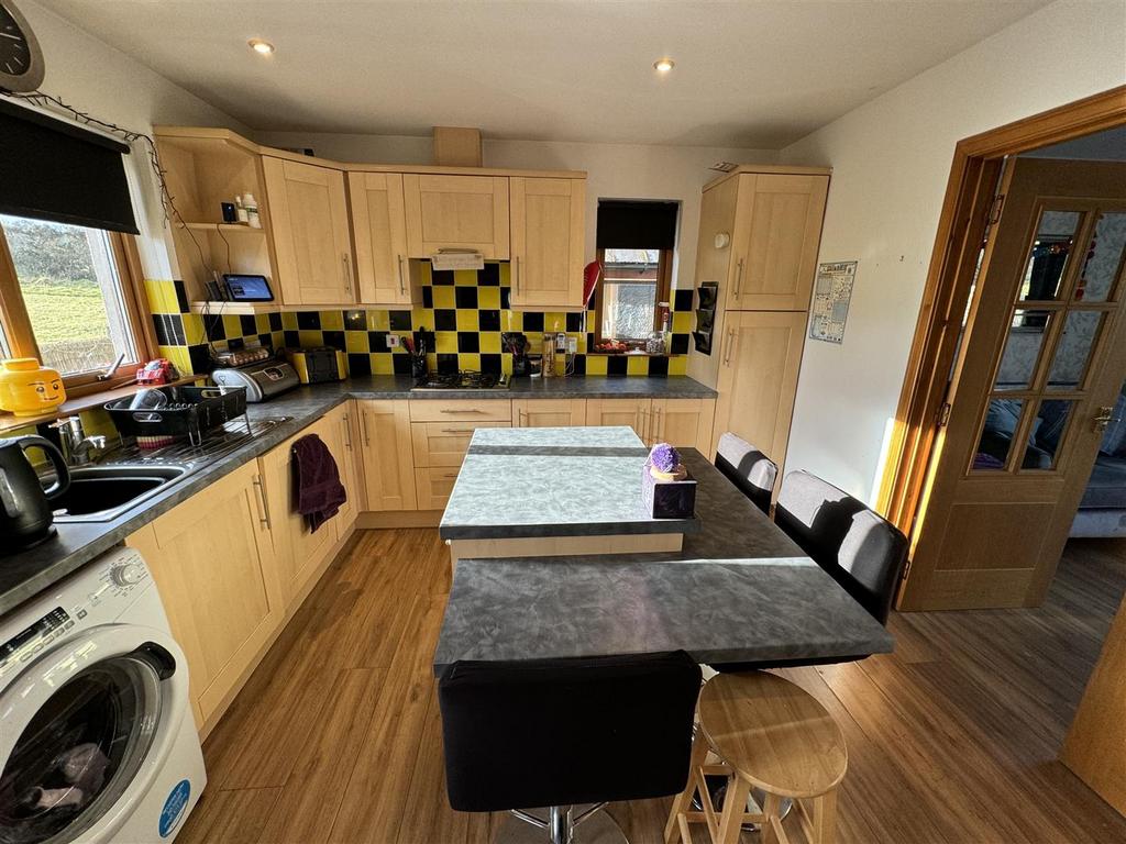 Kitchen 2.jpg