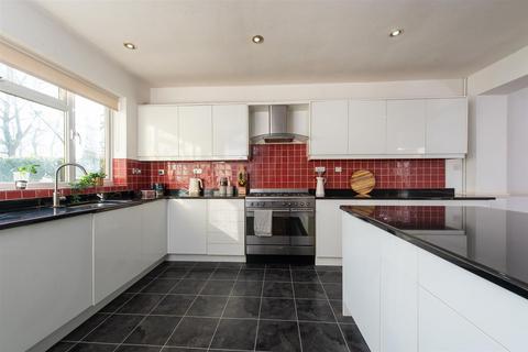 16 Dunsley Road, Kinver, Stourbridge, DY7 6NA