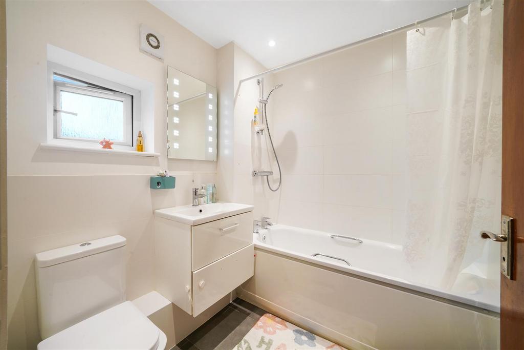 Flat 14, Montague Fell - j LFFsz UBl87g1 USb302e.jpg
